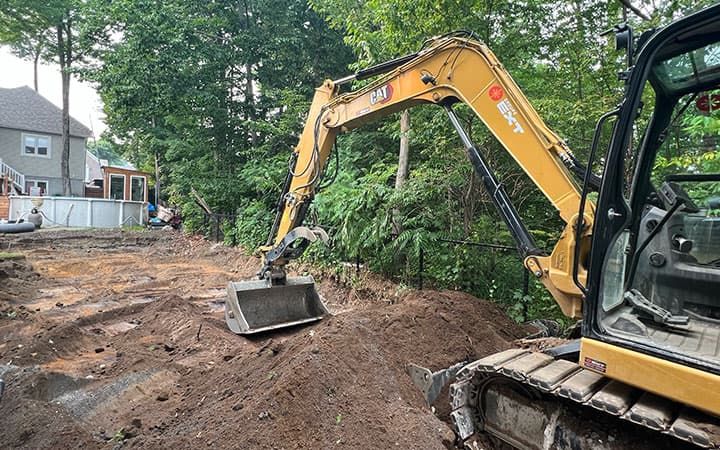 Excavatrice sur chantier résidentiel — terrassement et déplacement de sol